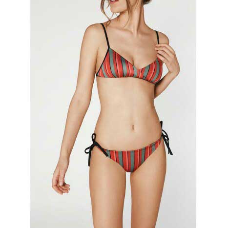 Tenue de @.bikinilovers. datant du 23 Août 2019 | 21 Buttons