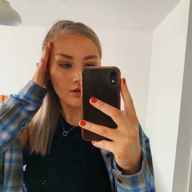 Look of @bethlittle_xx from 30 April, 2020 | 21 Buttons