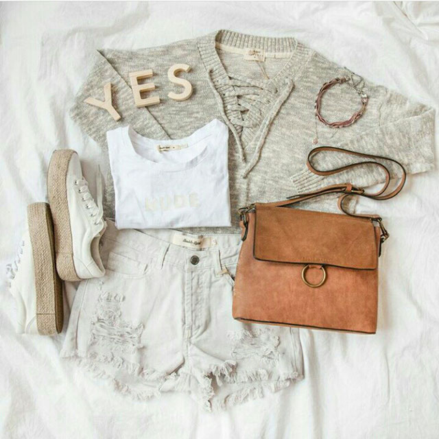 Look of @juliacoldwells from 17 April, 2017 | 21 Buttons