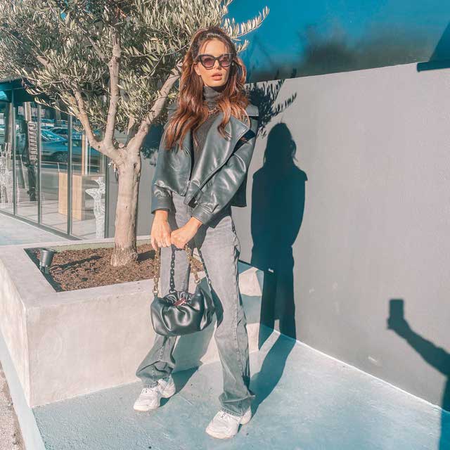 Look of @cloecooperoff from 3 January, 2021 | 21 Buttons