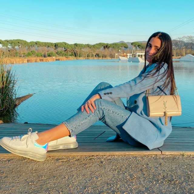 Look of @estelamarinyelo6 from 14 February, 2020 | 21 Buttons