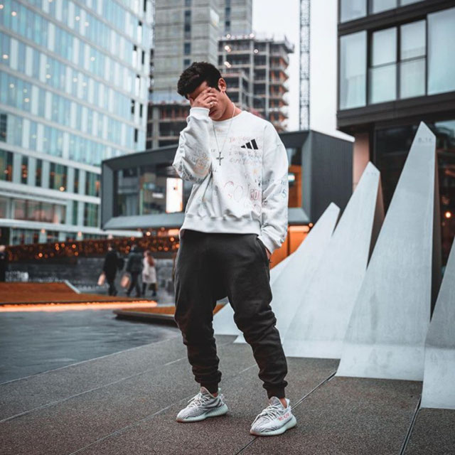 Look of @aripetrououtft from 2 April, 2018 | 21 Buttons