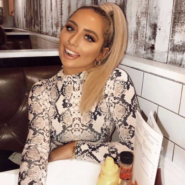 @celebsclothes.xox kullanıcısının 18 Mart 2019 görünümü | 21 Buttons