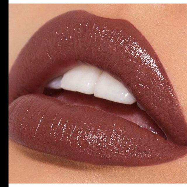 Look von @kyliecosmetics vom 21 Januar, 2019 | 21 Buttons