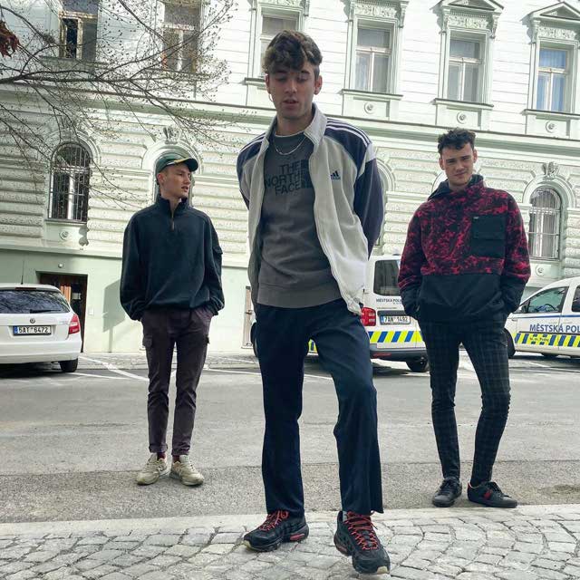 Look von @touchdalight vom 8 März, 2020 | 21 Buttons