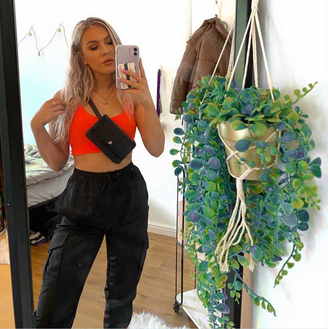 Look of @hannahlronan from 6 April, 2020 | 21 Buttons