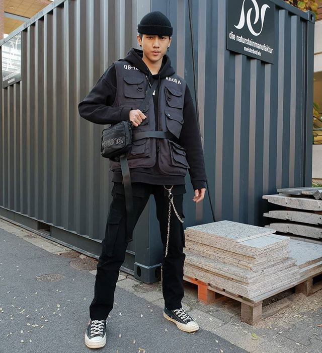 supreme shoulder bag fw18 on person