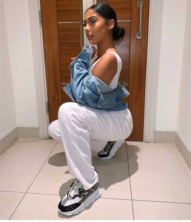 Look von @myamillsx vom 8 März, 2019 | 21 Buttons