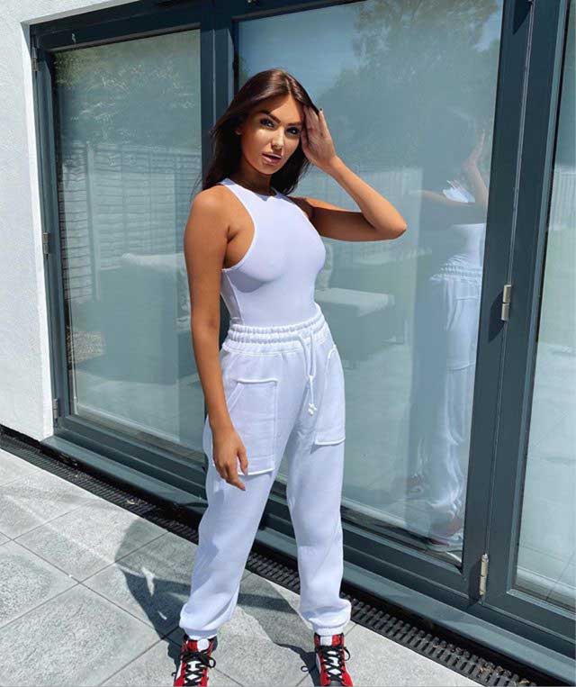 Look von @ambphillipsx vom 22 Mai, 2020 | 21 Buttons