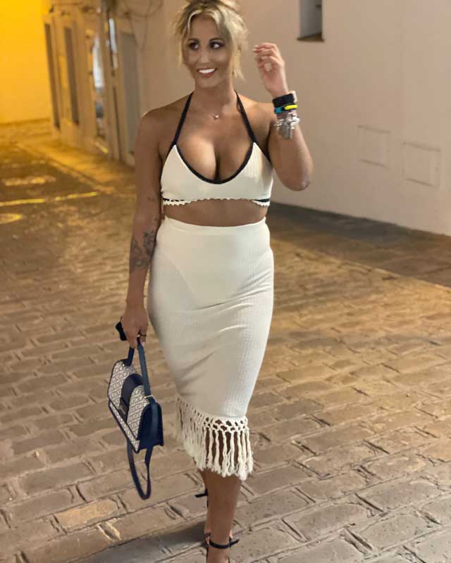 Look of @cristinadelgadocrespo from 16 August, 2021 | 21 Buttons