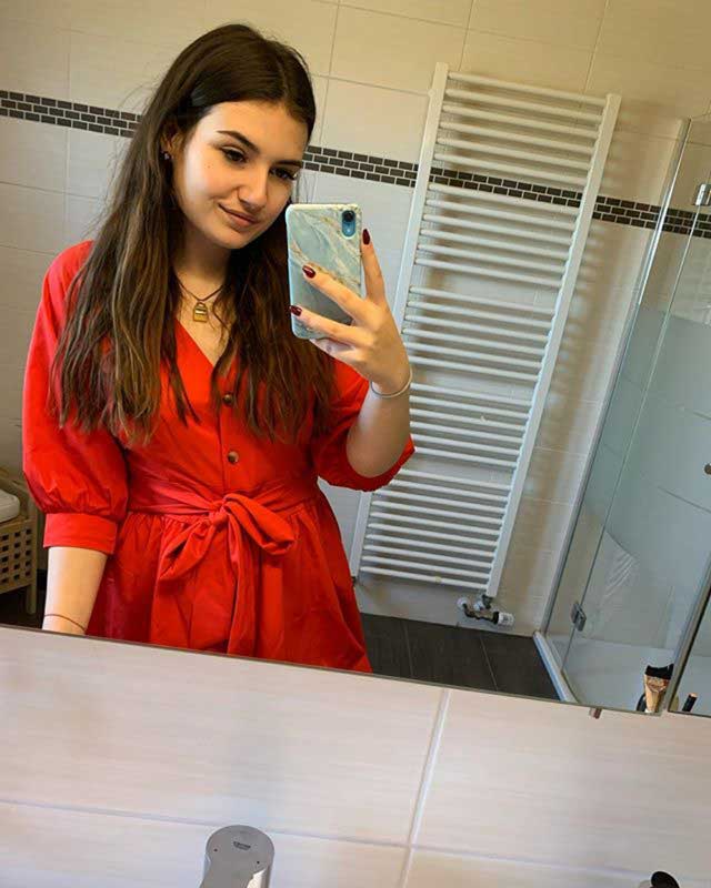 Look of @nadine_allmannsberger from 1 April, 2020 | 21 Buttons