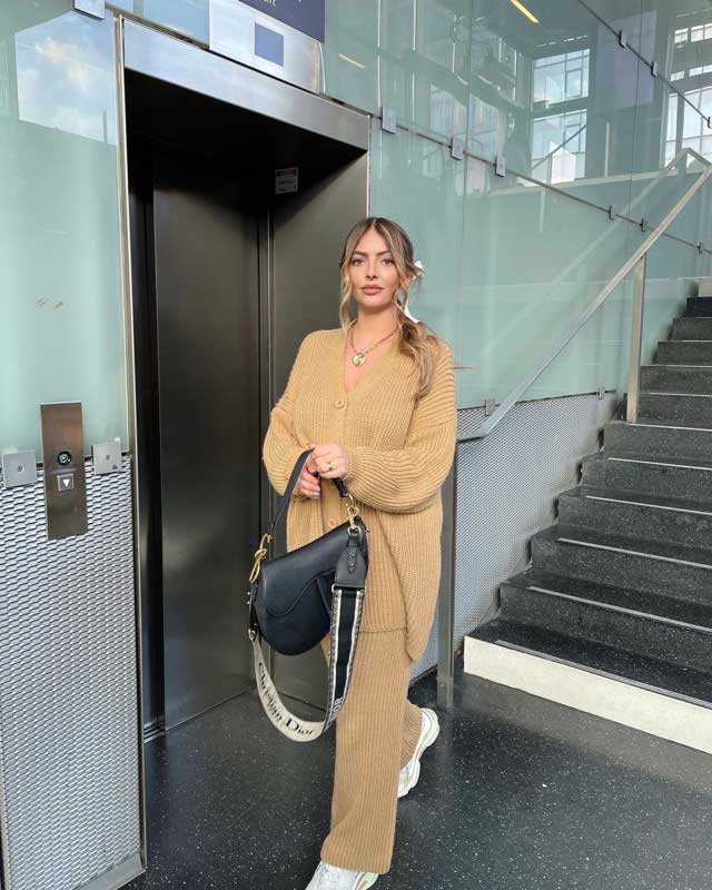 Look von @pauline_cassie vom 10 März, 2021 | 21 Buttons