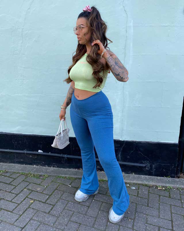 Tenue de @evielauraroberts datant du 7 Mars 2021 | 21 Buttons