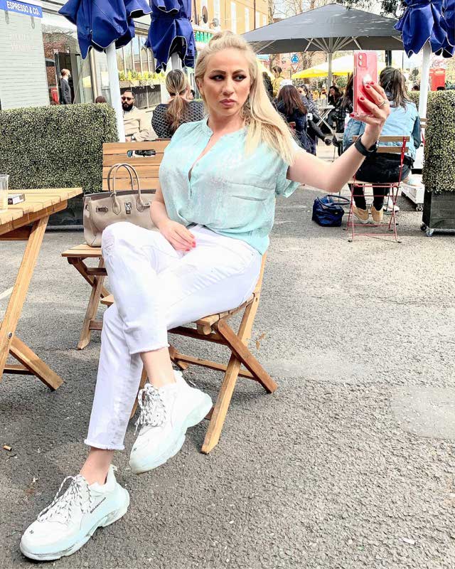 Look of @rocsanamarcu from 17 April, 2021 | 21 Buttons