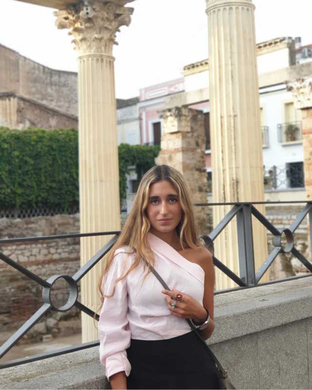 Look von @carolinaborrajo vom 28 August, 2019 | 21 Buttons