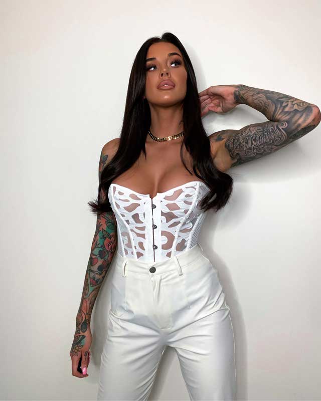 Tenue de @itslaurendotcom datant du 6 Février 2020 | 21 Buttons