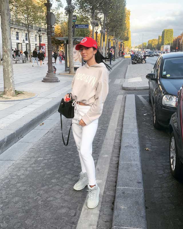 Look of @farah_rez2 from 29 September, 2019 | 21 Buttons