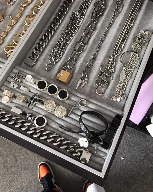 @blvckmvnivc kullanıcısının 11 Temmuz 2019 görünümü | 21 Buttons