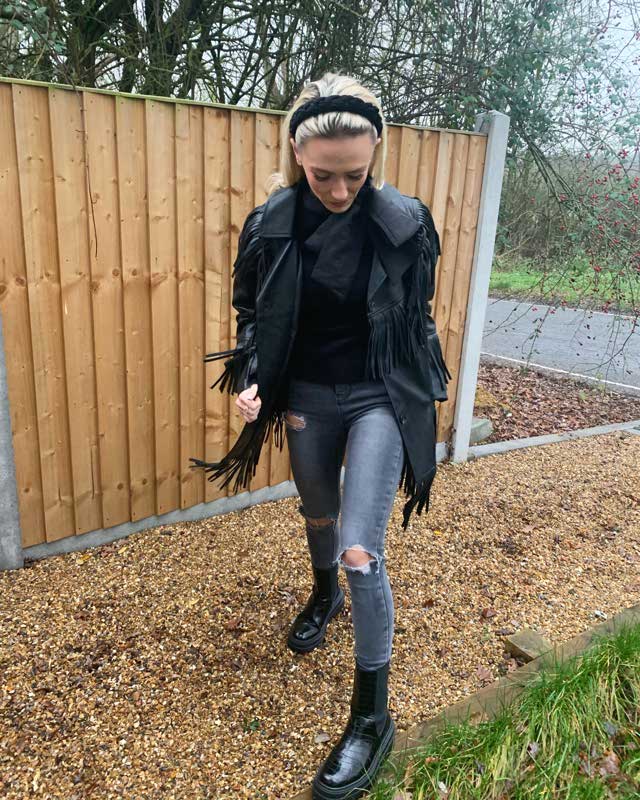 Look von @daisyminaj vom 31 Dezember, 2019 | 21 Buttons