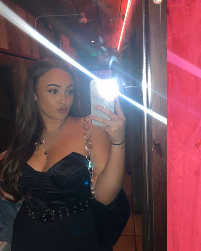 Look of @ebonymcintoshxo from 25 February, 2020 | 21 Buttons