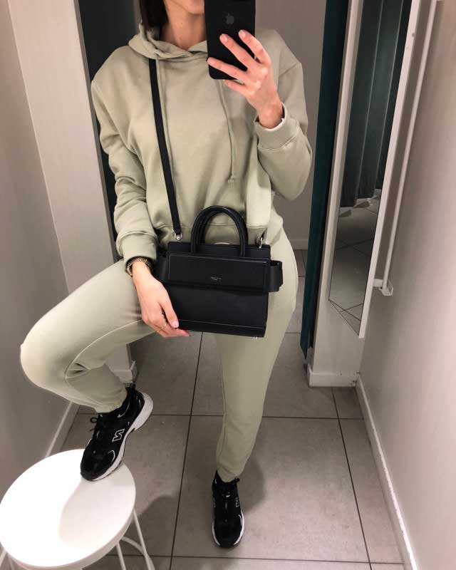 Образ @ hollyereynolds_ из/от 7 Февраль, 2020 | 21 Buttons