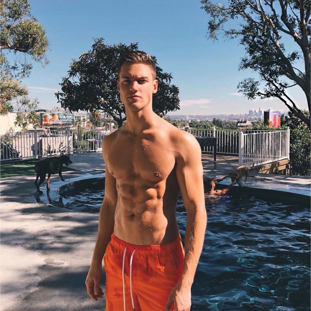 Tobias Reuter (@tobiasrtr) | Photos and Outfits on 21 Buttons