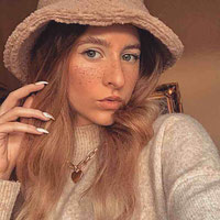 Phoebe Harris (@phoebejharris) Photos and Outfits on 21 Buttons